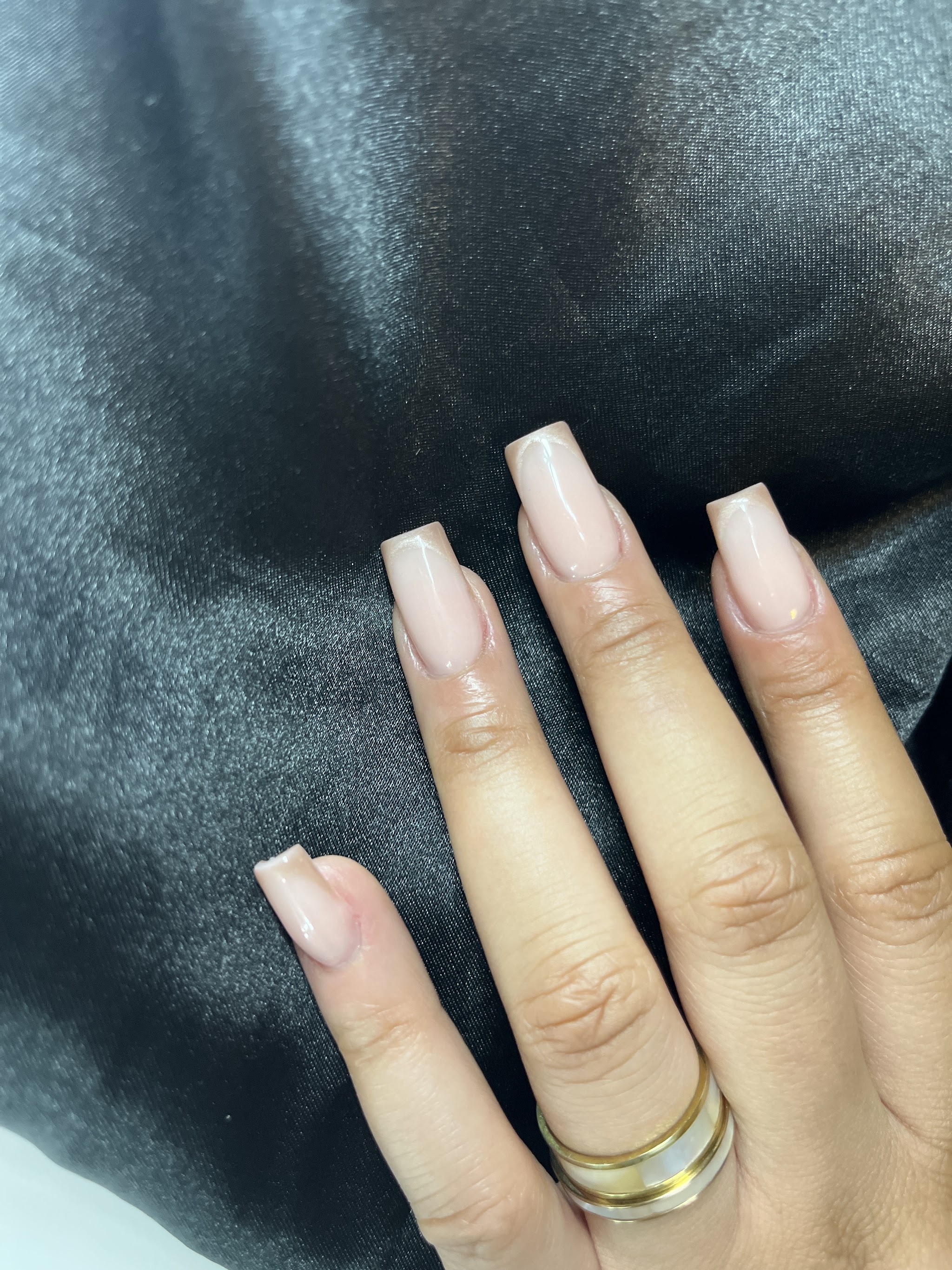 Lange nude nagels in square vorm op zwarte satijn
