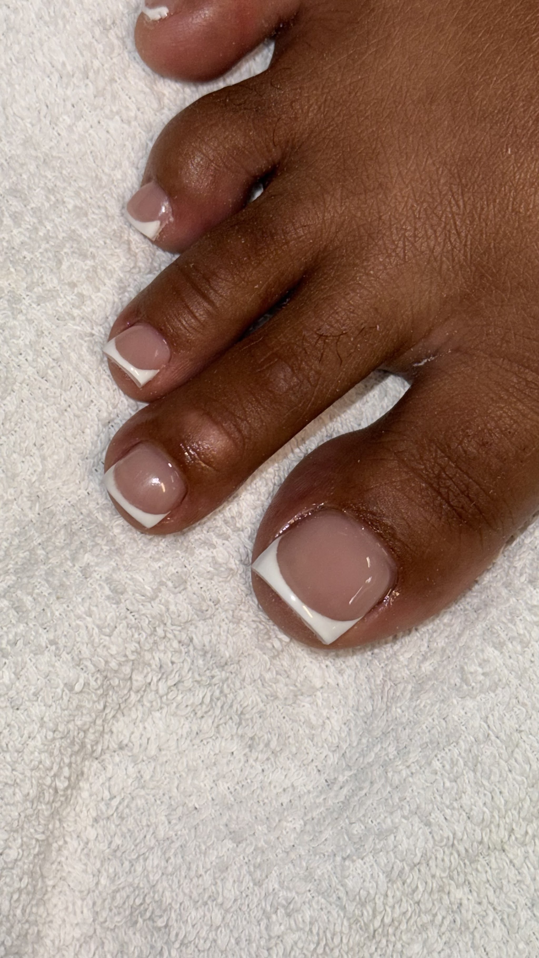French pedicure op een witte handdoek