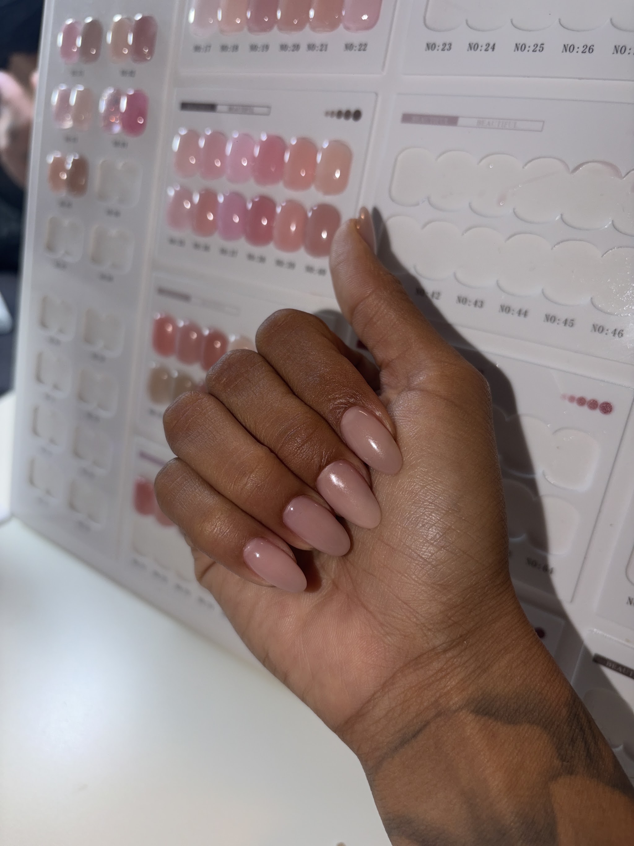 Nude nagels voor een kleurenkaart met nagellak