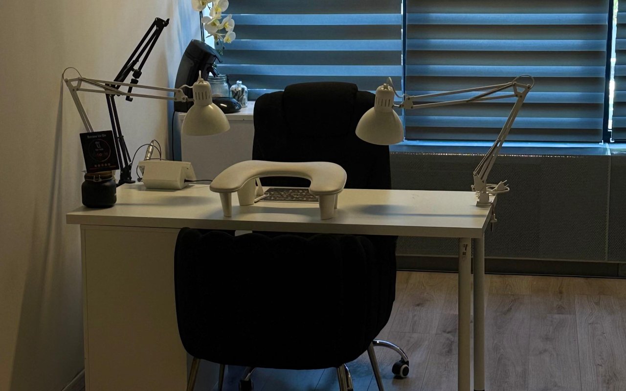 Nageltafel met twee lampen en een zwarte stoel in de studio